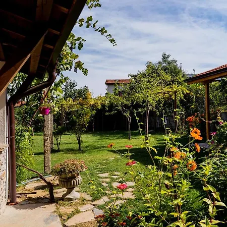 къща лиляна 別荘